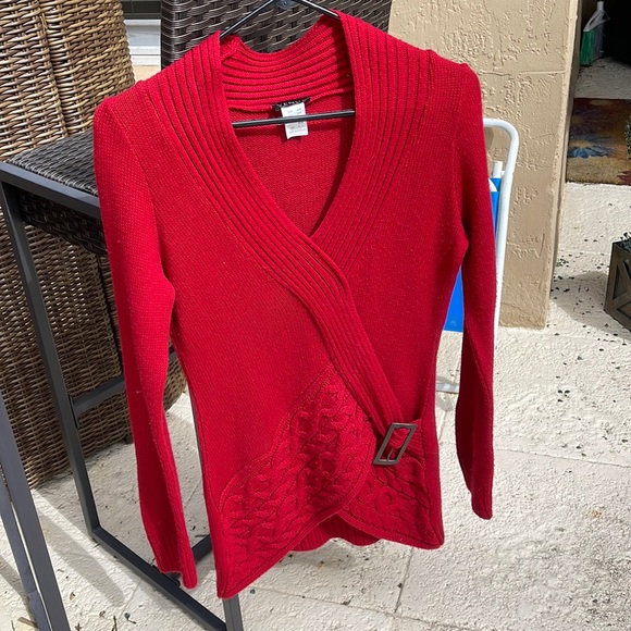 Red Buckle sweater - Picture 1 of 3